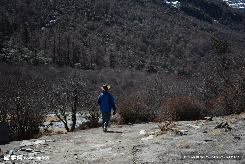 徒步者穿行于山间小道