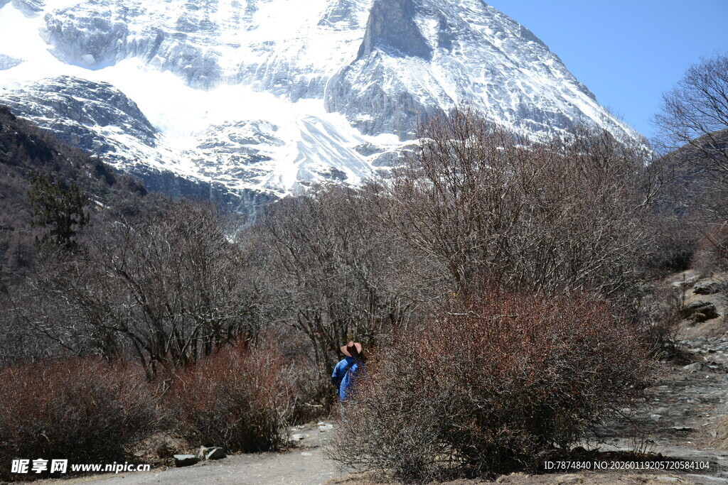 徒步者穿行于雪山荒野间