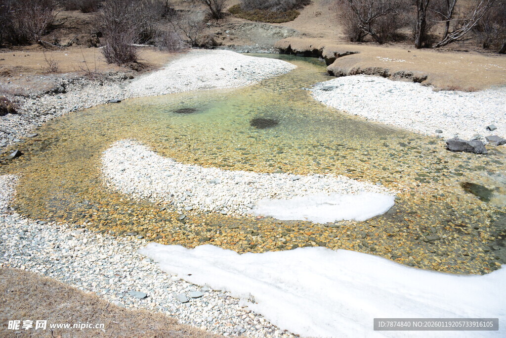 山间雪融小溪潺潺流水