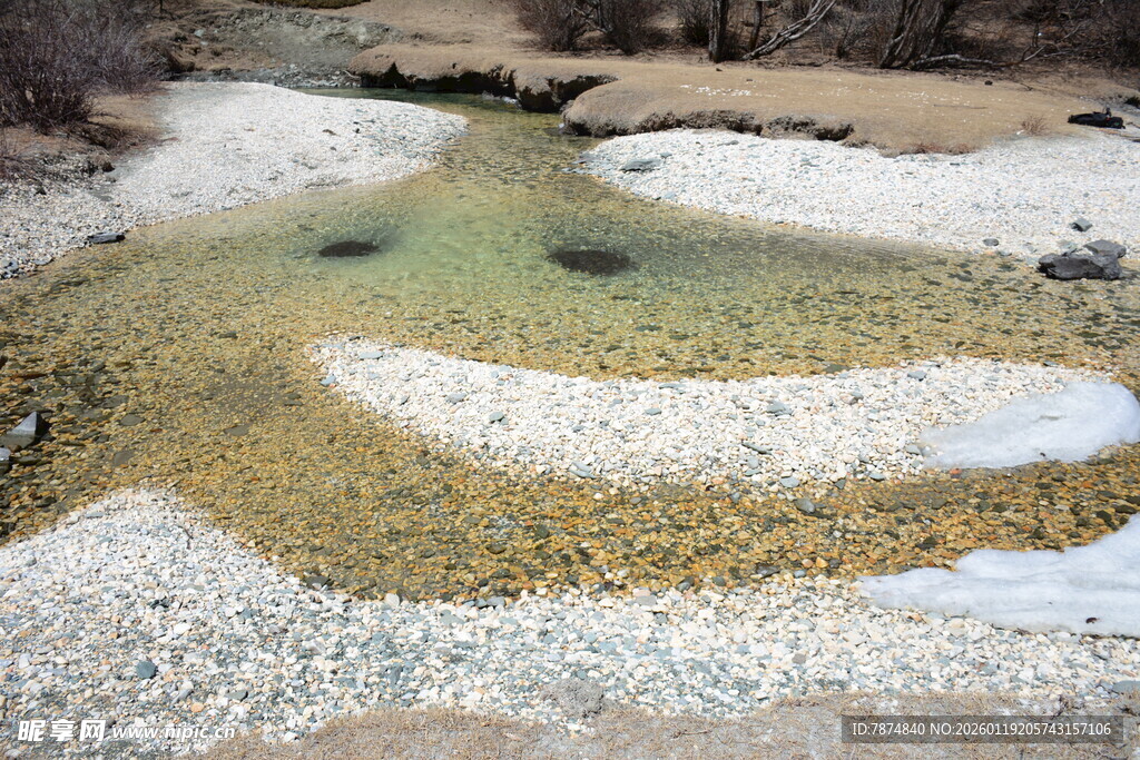 山间清澈浅滩溪流美景