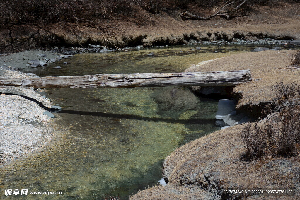 山间清澈溪流与古朴石桥