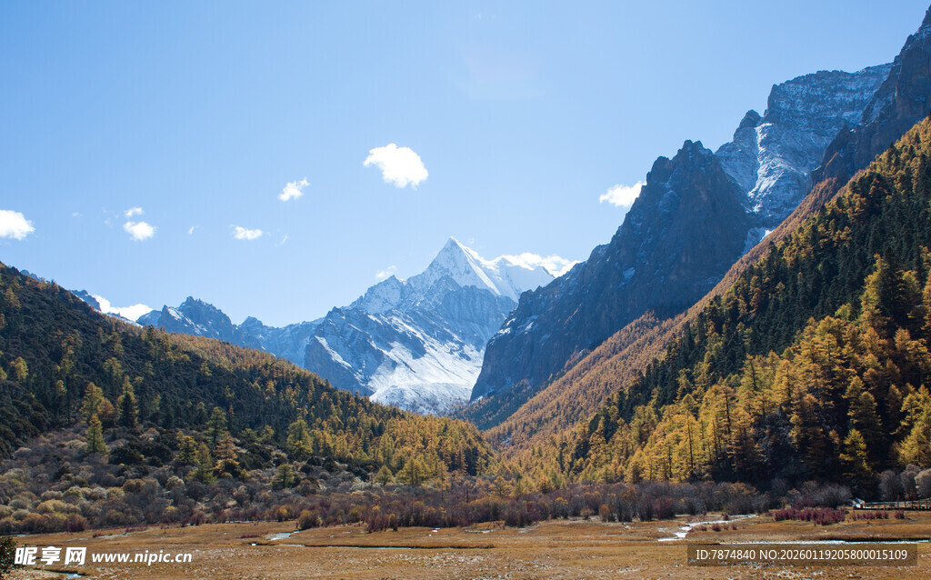 秋日山谷中的壮丽雪山景色