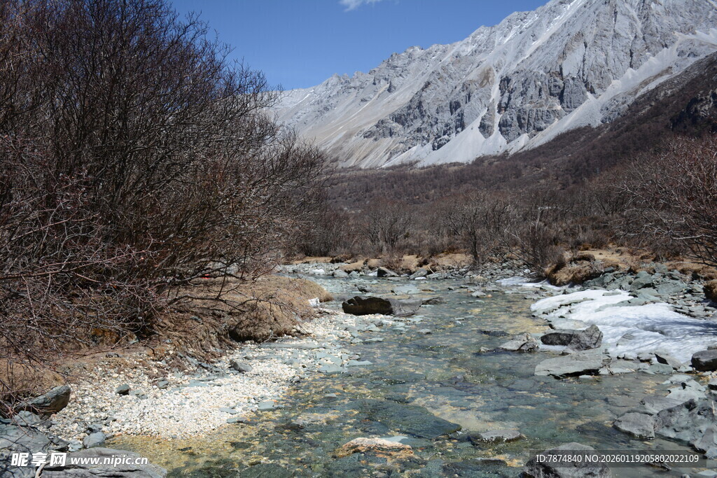 山间溪流伴雪覆山峦