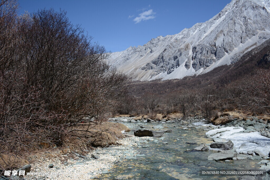 山间溪流伴雪岭风光