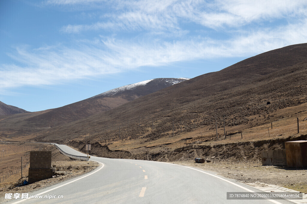 蜿蜒山间公路风景