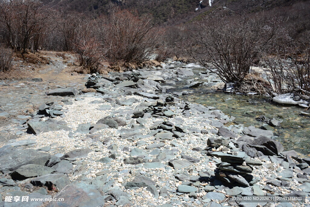 冬日溪流 碎石覆薄冰