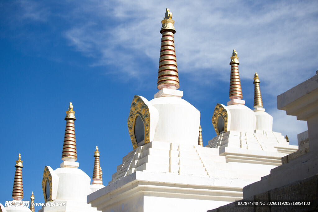 白塔群立蓝天之下