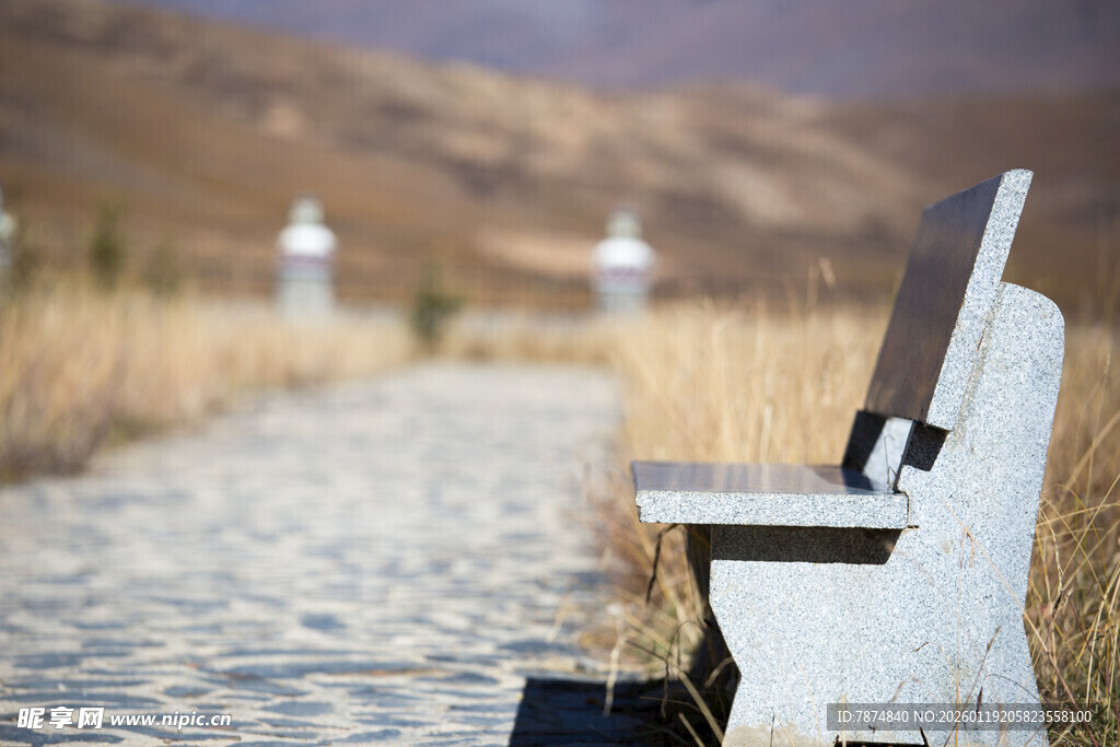 旷野中的孤独钢琴长椅
