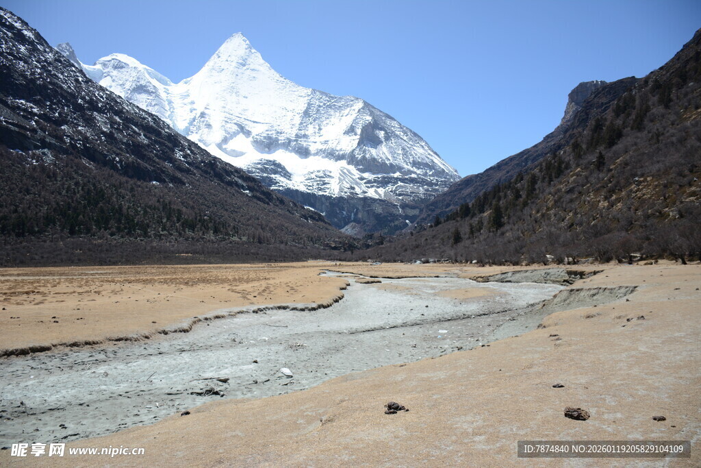 雪山下的清澈溪流