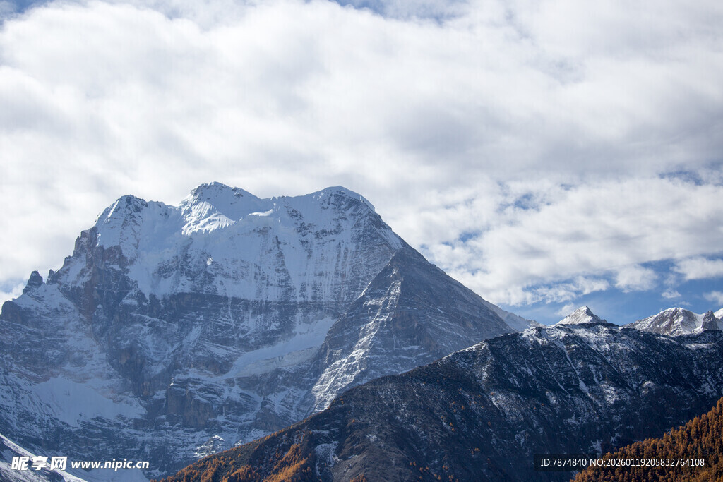 巍峨雪山壮丽自然景观