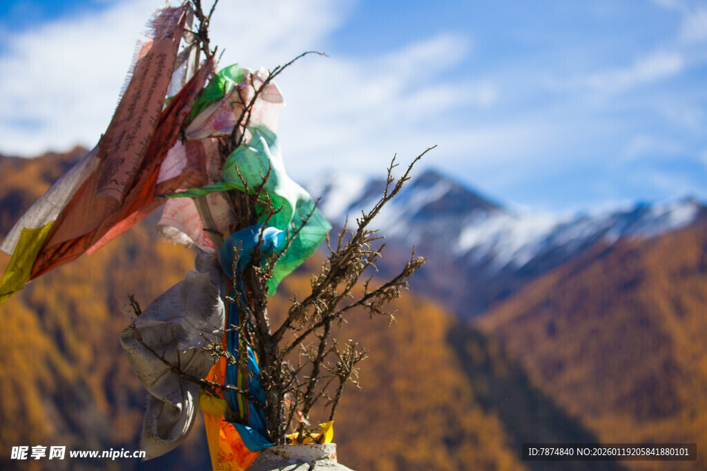 山间经幡 映壮丽雪山美景