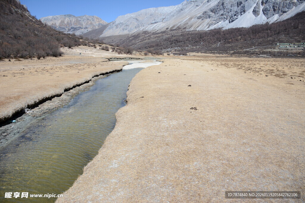 山间溪流穿荒漠