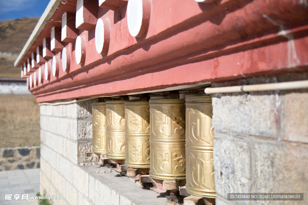 藏区转经筒特写