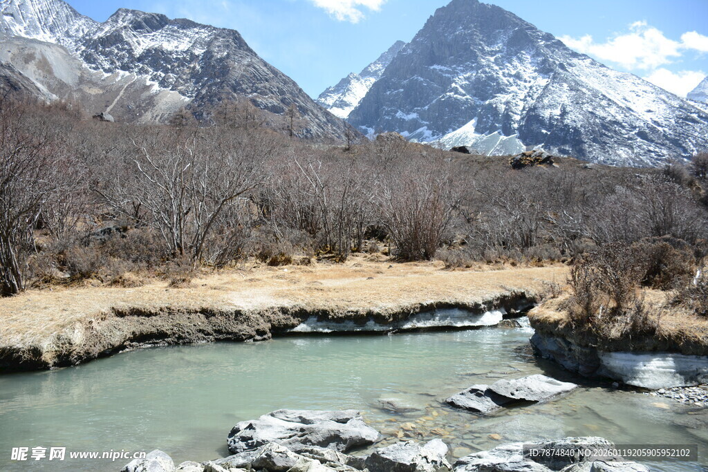 雪山下的清澈溪流