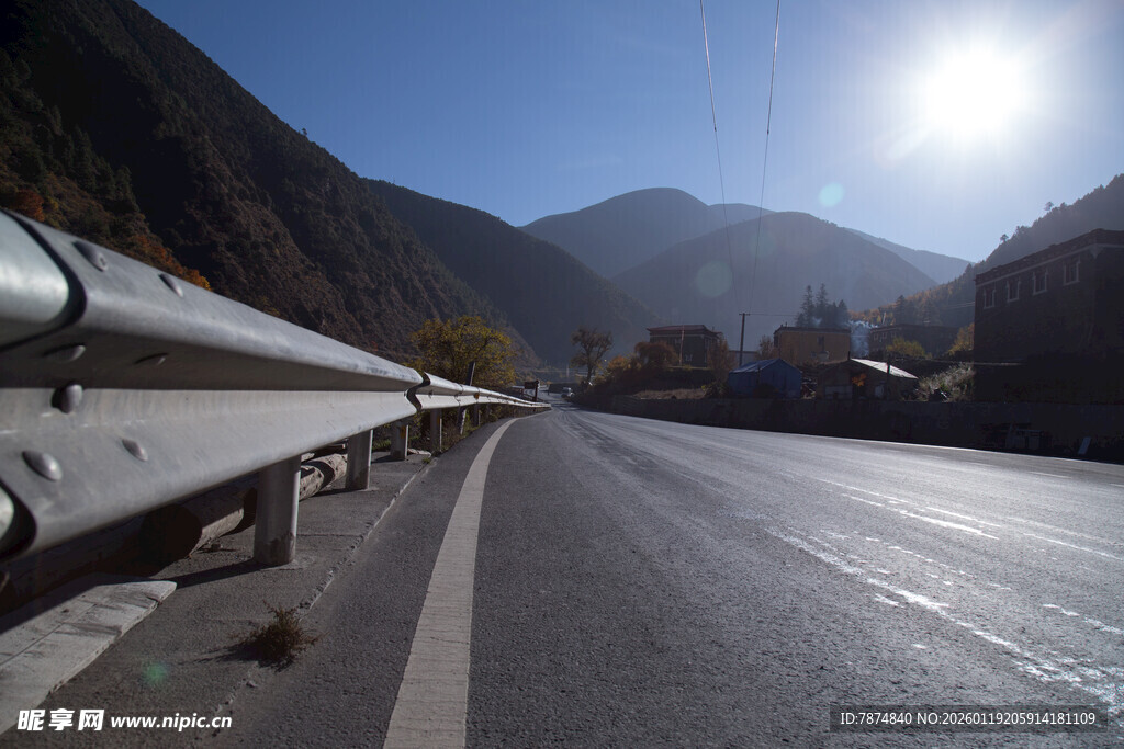 山间公路日光下的美景