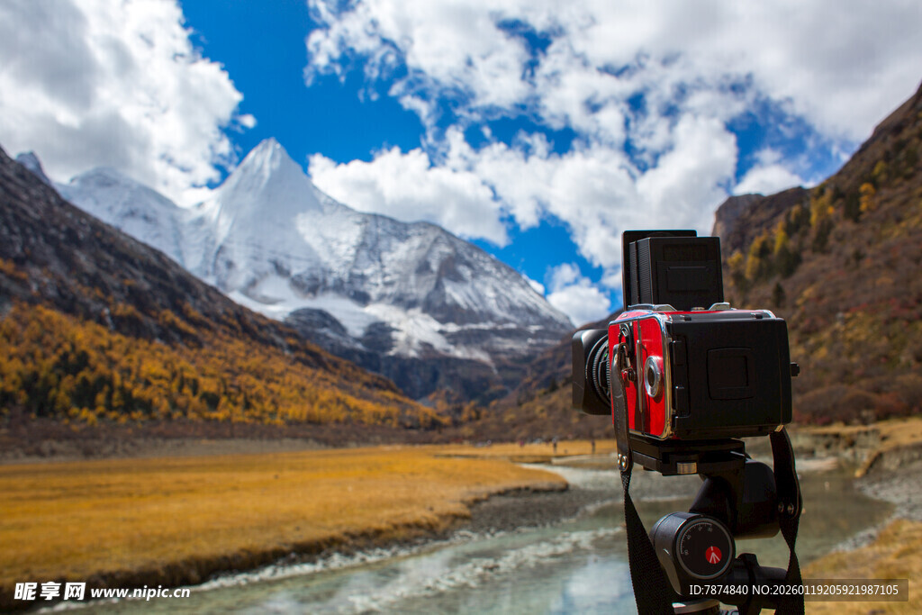雪山前的摄影设备