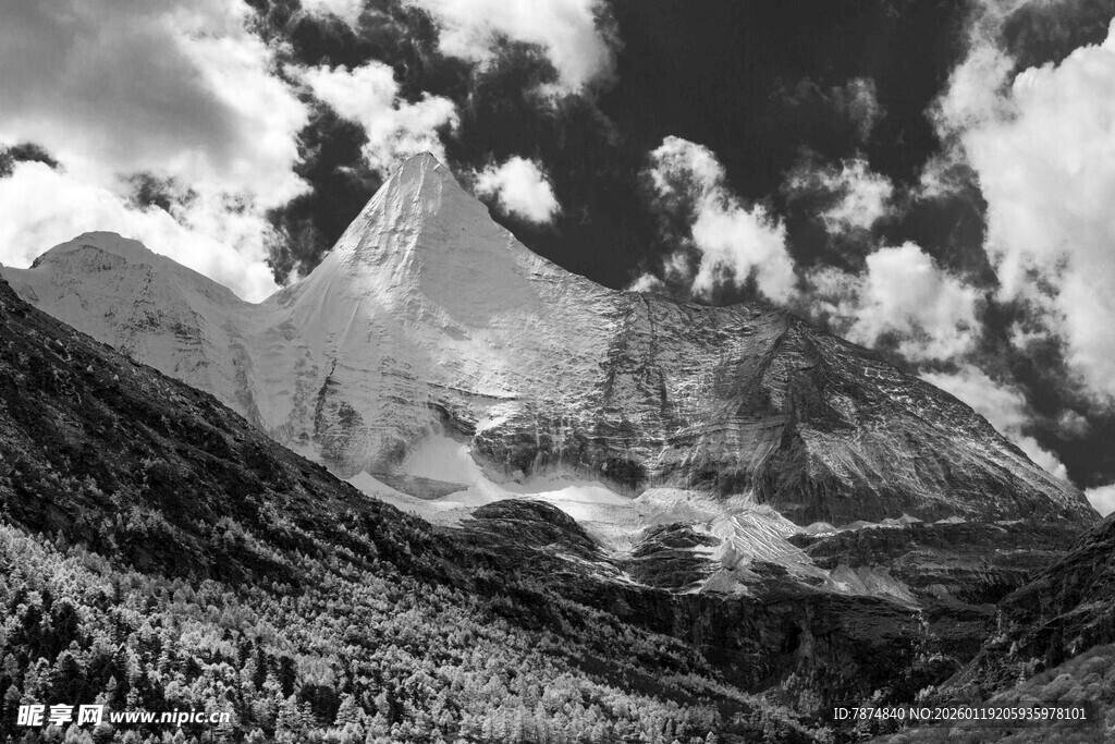 黑白壮丽山景图