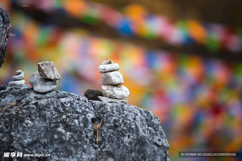 石上小巧堆叠的可爱石堆