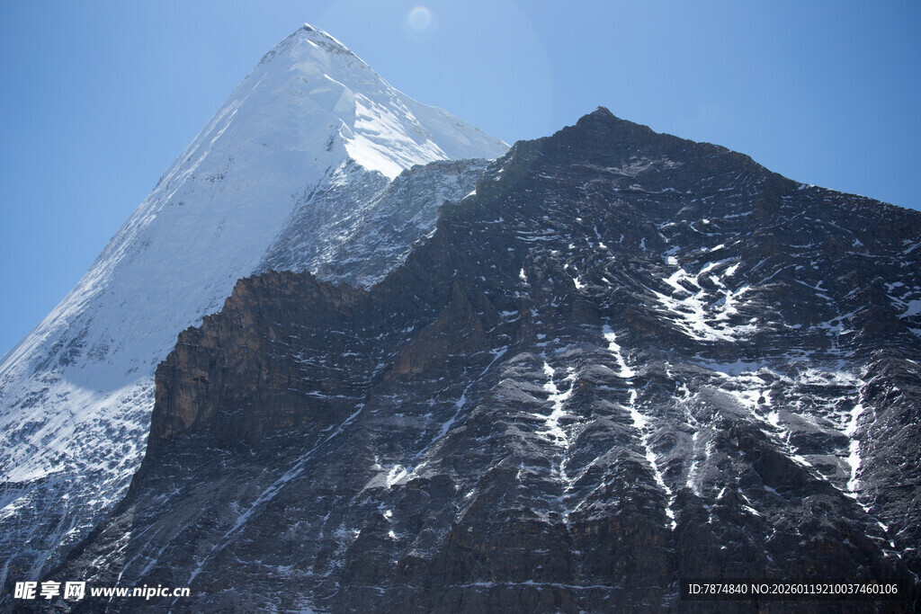 巍峨雪山壮丽景致