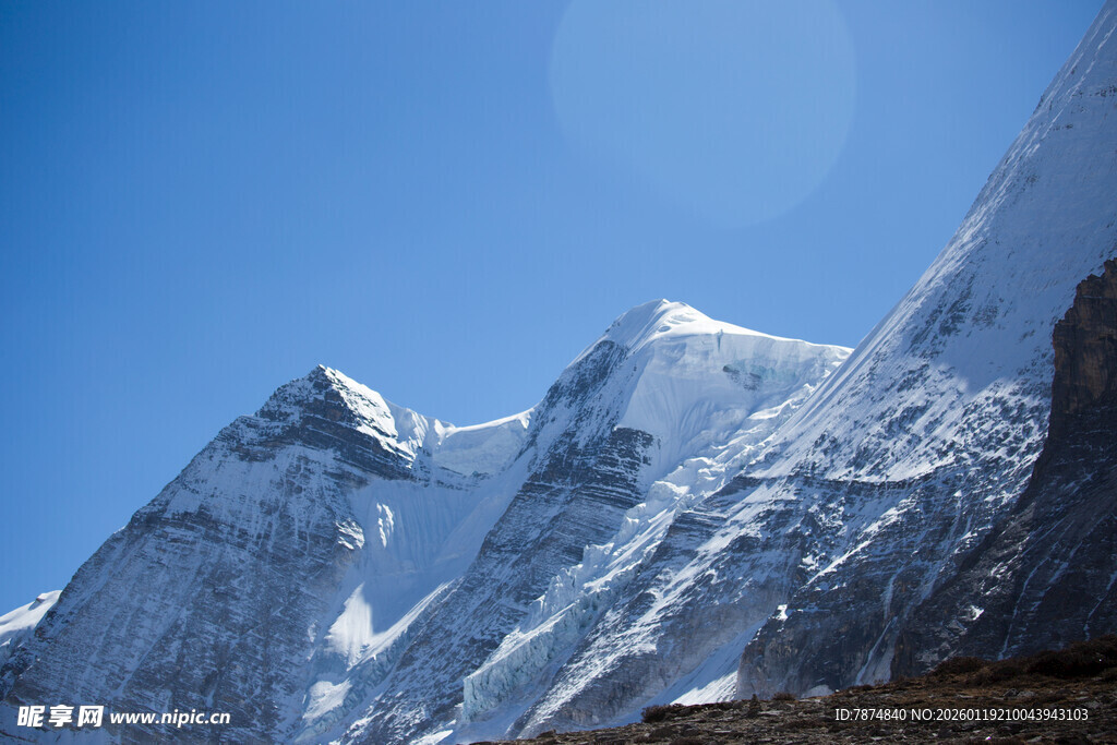 巍峨雪山蓝天壮丽景观