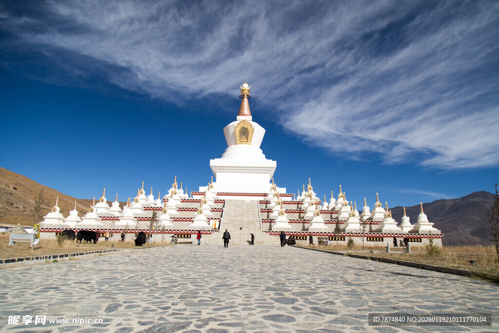 藏区白塔景观