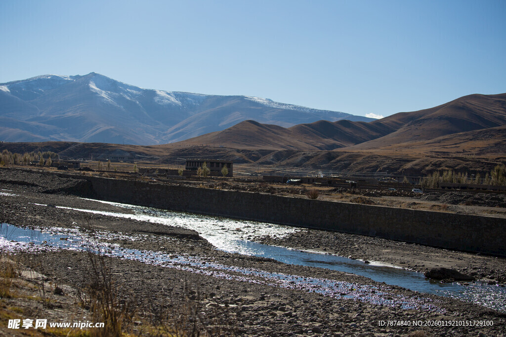 山间河流与远处雪山景观