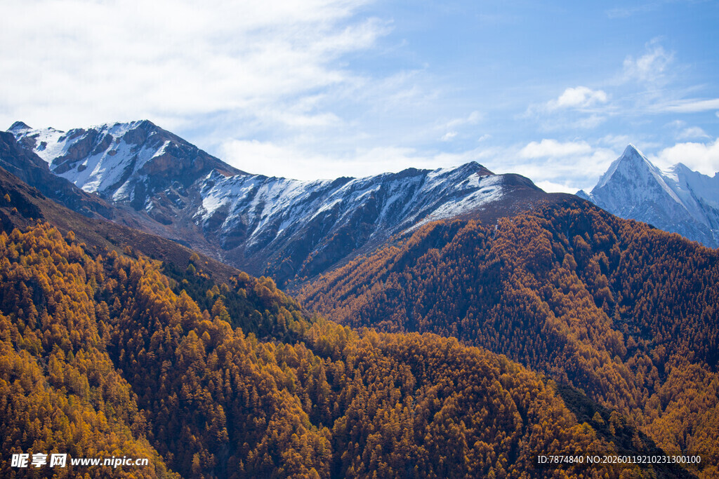 秋日山峦间的壮美雪景