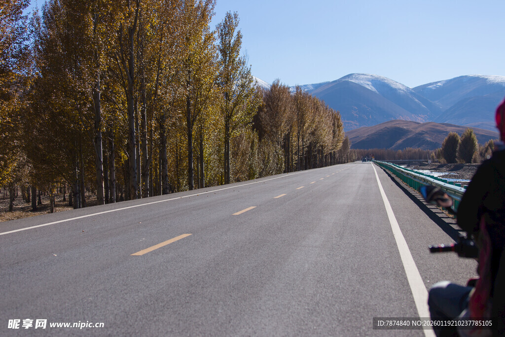 秋日公路边的山林与远山
