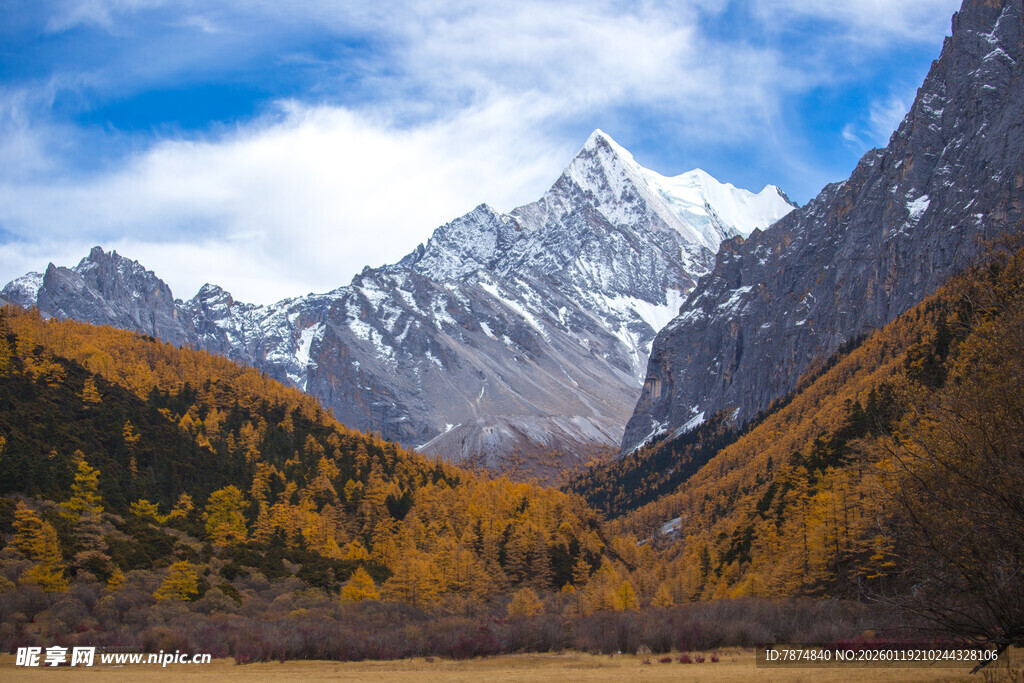 秋日壮丽雪山山谷美景