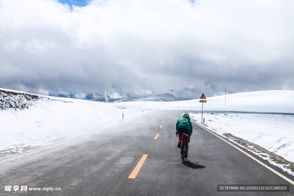 雪地独行的徒步者