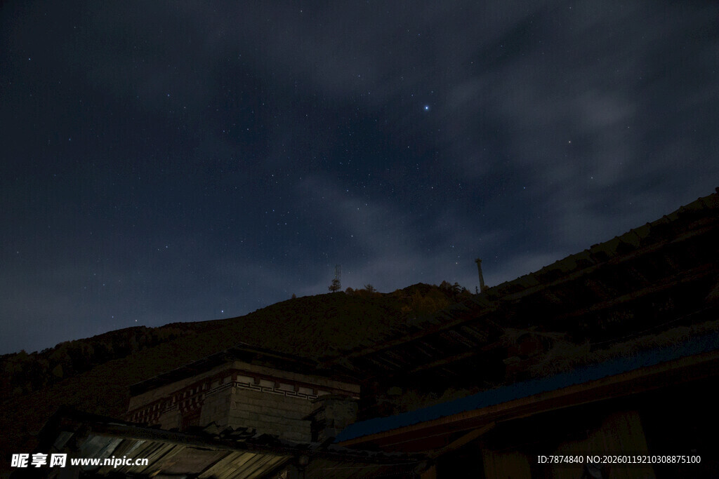 夜空下的山间景象