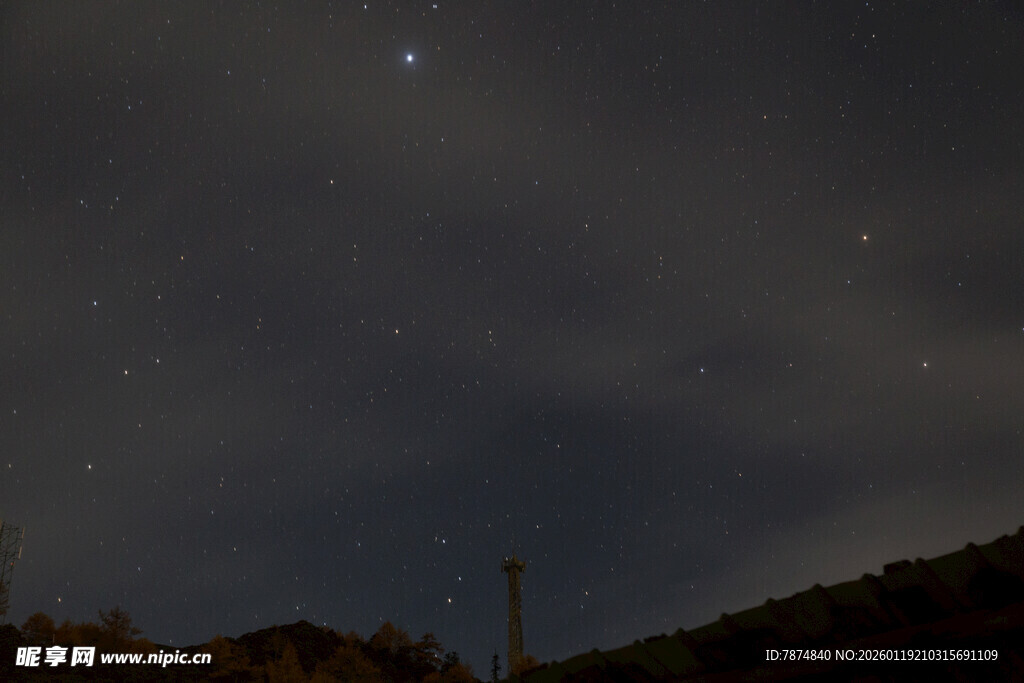 夜空下的星星与朦胧山峦