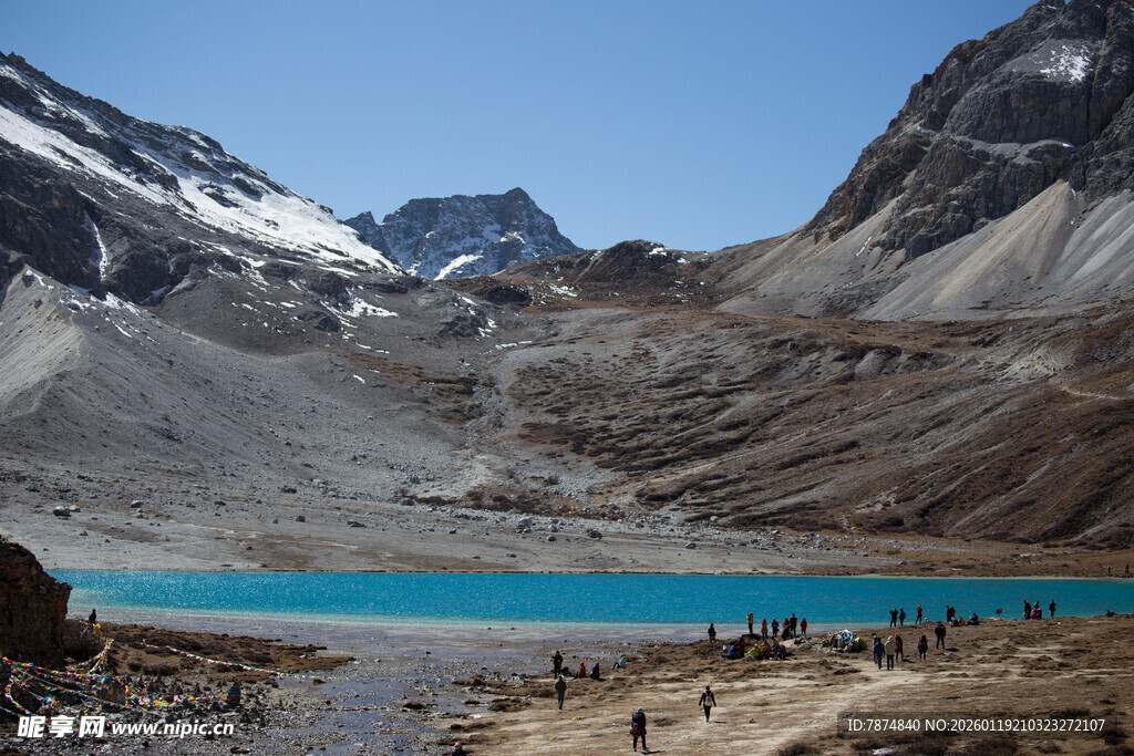 高山下的碧蓝湖泊