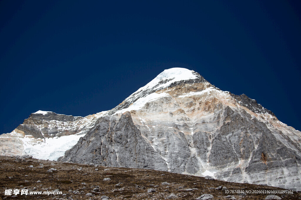 巍峨雪山壮丽景致