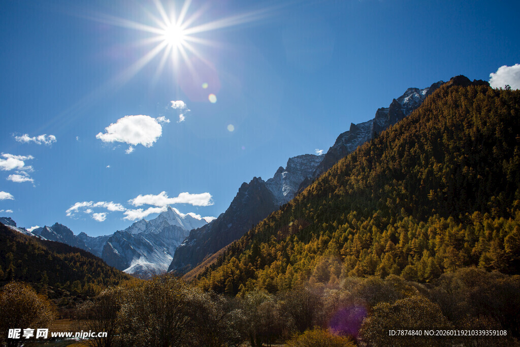 阳光照耀下的壮美山间景色