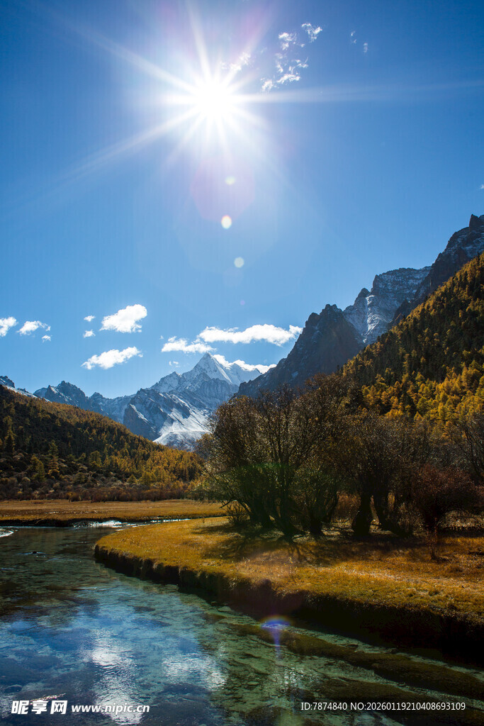 山间河畔的明媚自然风光