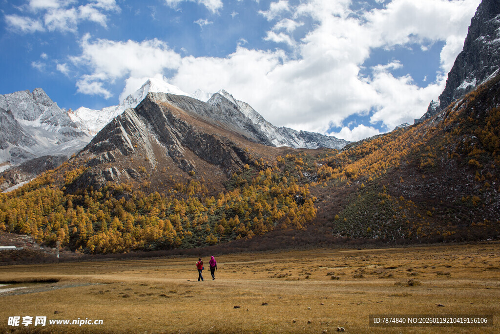 秋日山间徒步美景