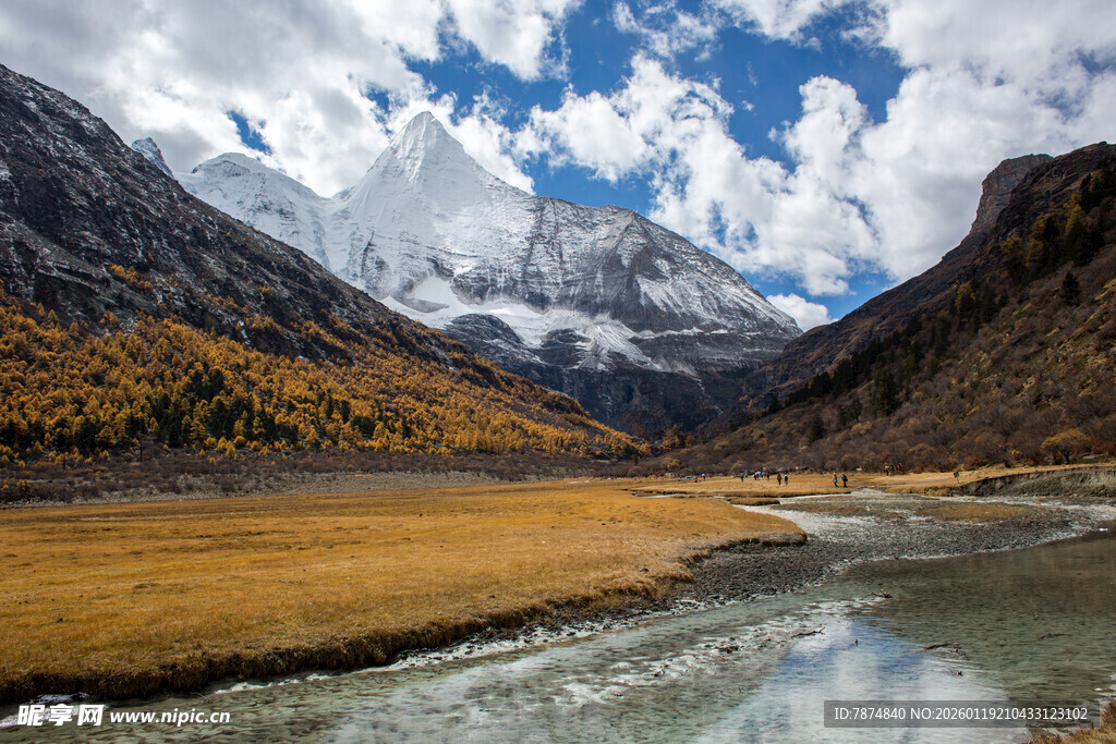 雪山下的静谧河谷风光