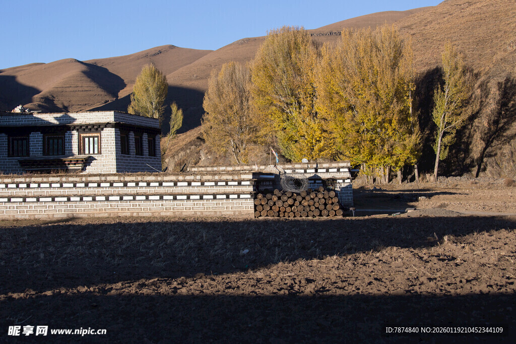 秋日藏式建筑风光