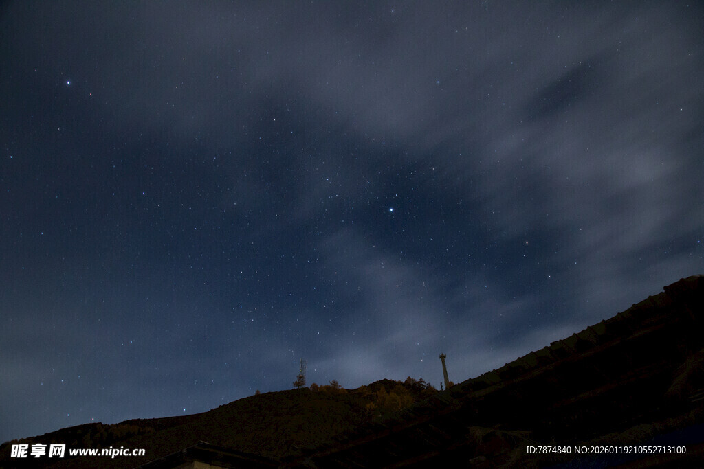 夜空下的山峦与闪烁繁星