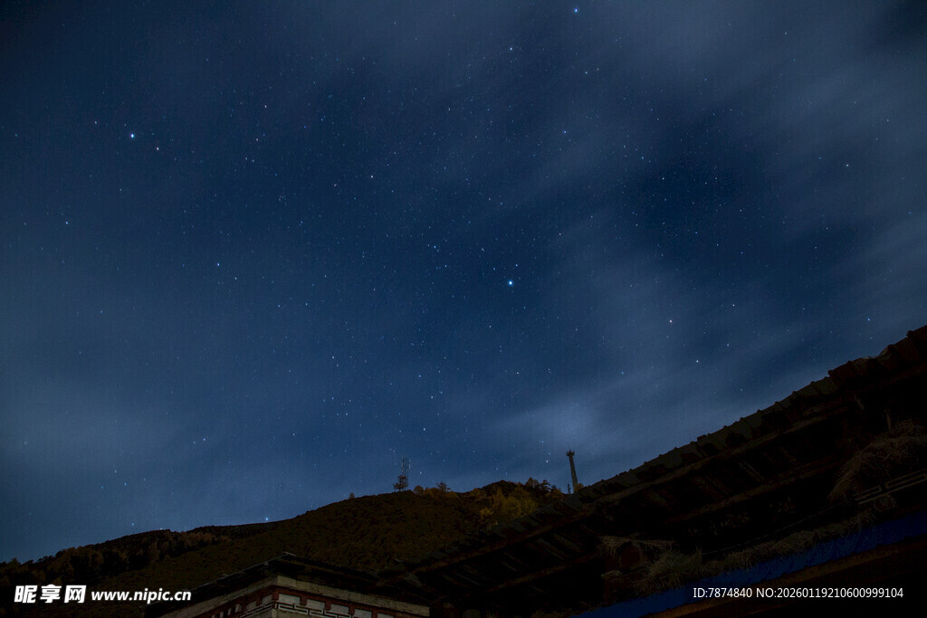 山间夜空繁星闪烁