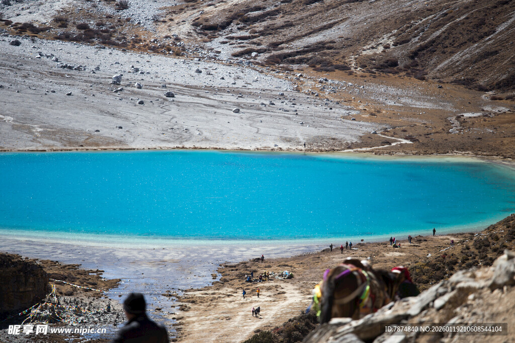 蓝湖旁的徒步旅人