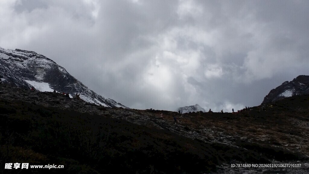 云雾缭绕的山间景色