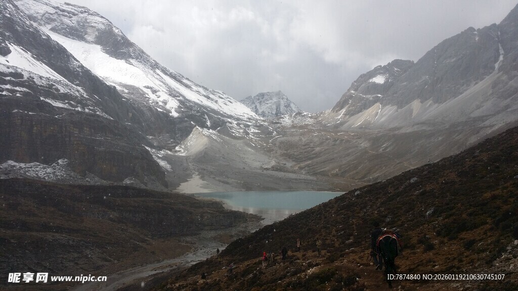 雪山下徒步的旅行者
