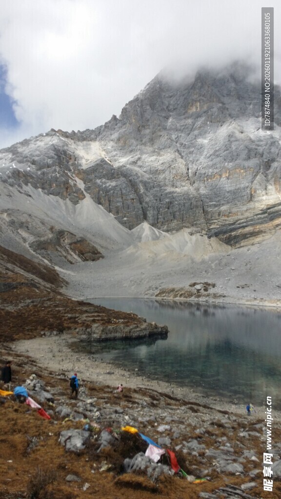 高山湖畔的露营场景