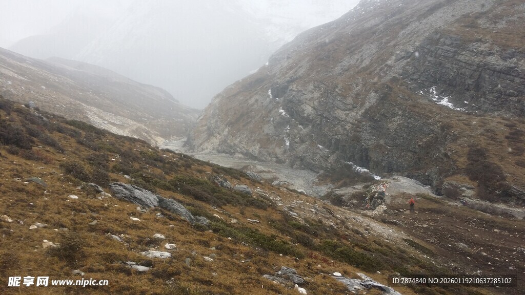 山间雾景 朦胧自然之美