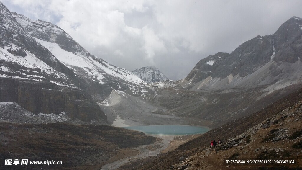雪山下的静谧湖泊