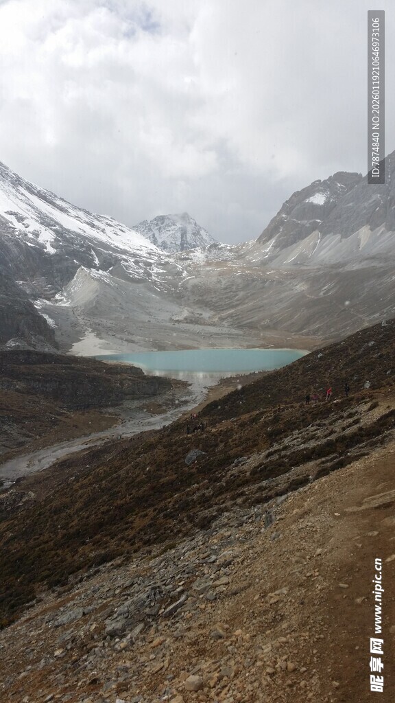山间蓝湖与远处雪山美景
