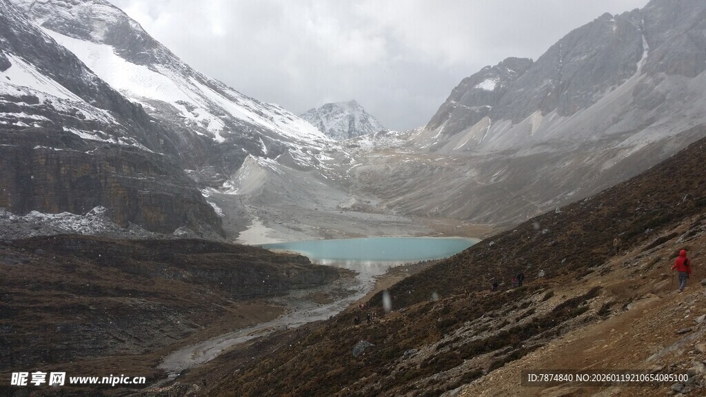 雪山环绕的静谧蓝色湖泊