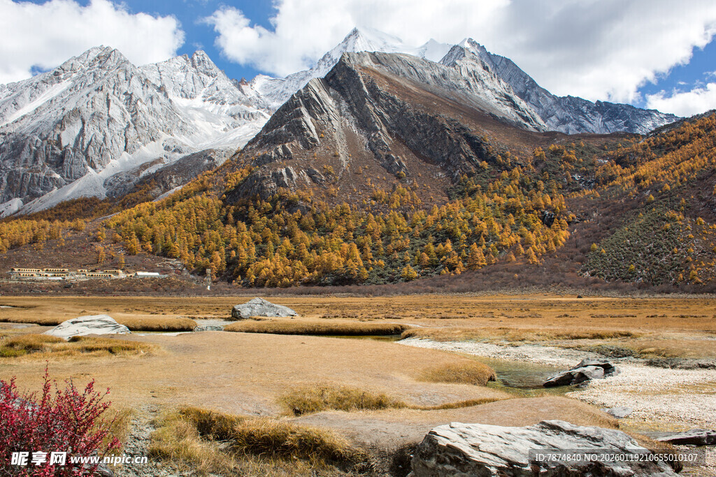 秋日壮丽雪山风景